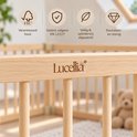 Detail van de houten babybox met het Lucellia logo. Gemaakt van FSC-gecertificeerd, duurzaam en stevig hout.