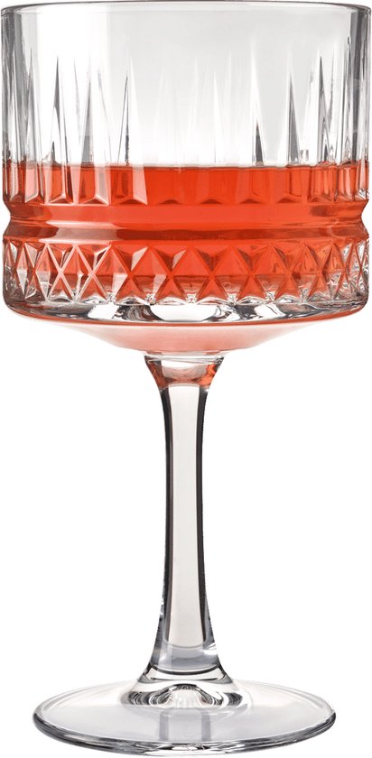 Een cocktailglas met brede voet, verticale ribbels en een diamantpatroon, gevuld met een rode drank.
