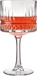Een cocktailglas met brede voet, verticale ribbels en een diamantpatroon, gevuld met een rode drank.