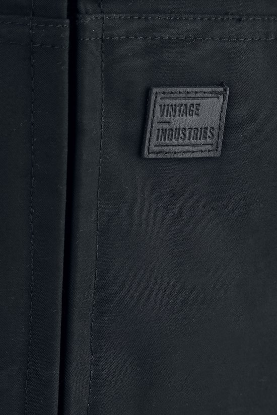 Zwarte jas met een zwart label van Vintage Industries.