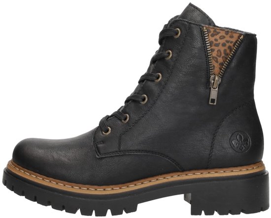 Zwarte biker boot met veters en leopardprint voering. Dikke profielzool.