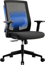 Zwarte ergonomische bureaustoel met netrugleuning, blauwe rugsteun, verstelbare armleuningen en een stevig zwart onderstel.