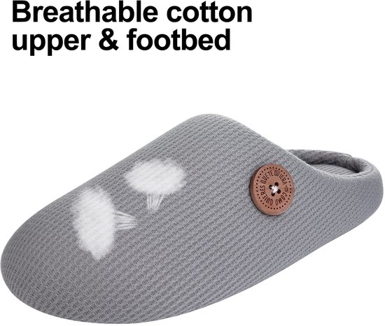 Grijze katoenen pantoffel met wafeltextuur en een houten knoop. Tekst: Ademend katoenen bovenwerk en voetbed.