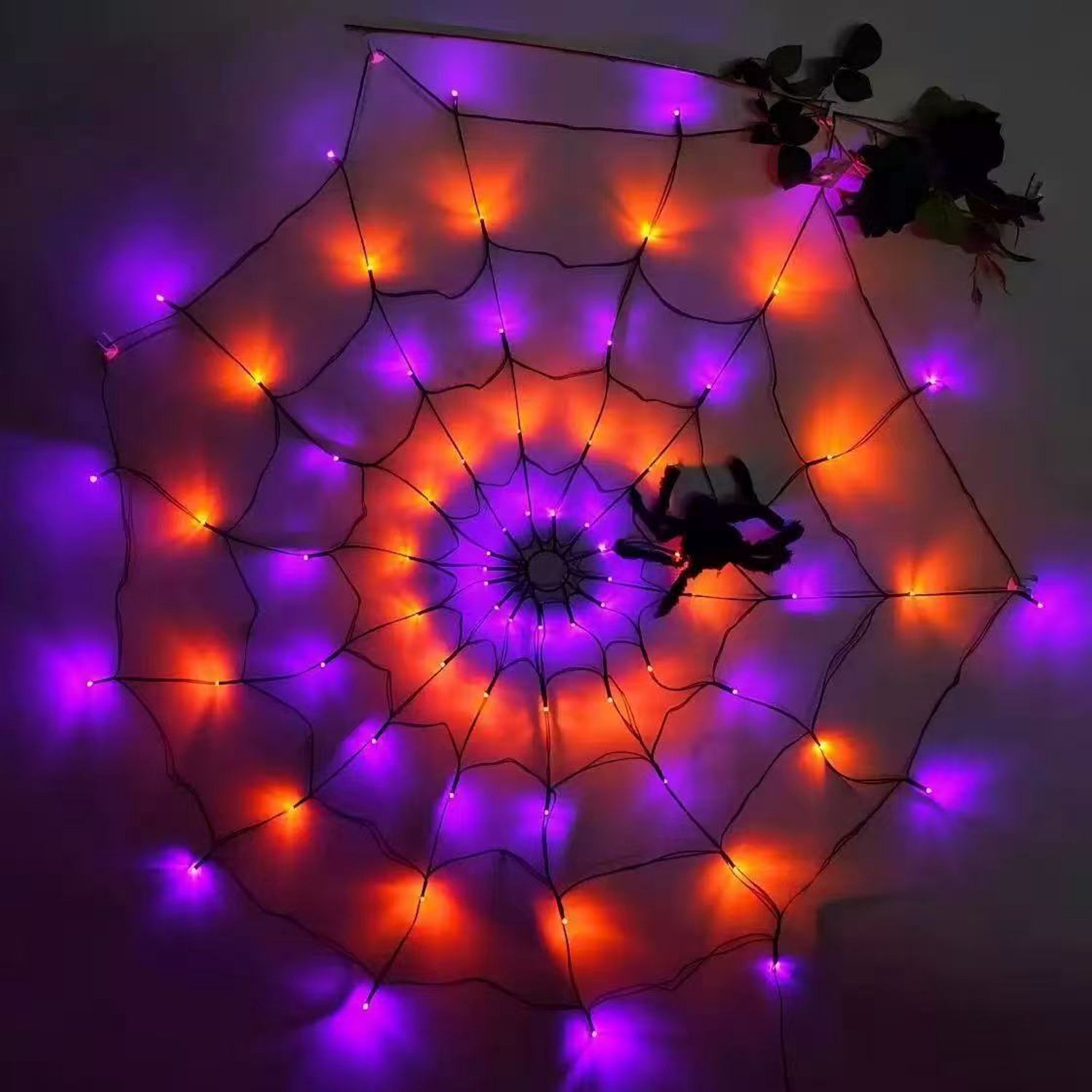 YAGXIG Halloween Decoratief Spinnenweblicht - 4ft Diameter - 70 LED Zwarte Spinnen - Waterdicht Weblicht - Met Afstandsbediening - 8 Modi - Spinnenweb Halloween Decoratie - Geschikt voor Binnentuin Buiten (Oranje + Paars)