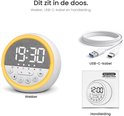 Inhoud verpakking: slaaptrainer, USB-C-kabel en handleiding voor de Multi-Function LED Alarm Clock.