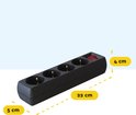 Zwarte stekkerdoos met 4 stopcontacten en rode schakelaar, met afmetingen van 22x5x4 cm.