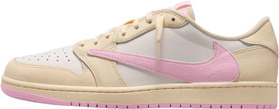 Crème lage Jordan 1 sneaker met een roze Swoosh, roze zool en perforaties op de neus.