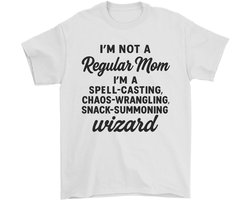 Mama Shirt – I'M NOT A Regular Mom – Spell-Casting Chaos-Wrangling Snack-Summoning Wizard – Unisex T-Shirt voor Dames & Heren – Leuk Cadeau