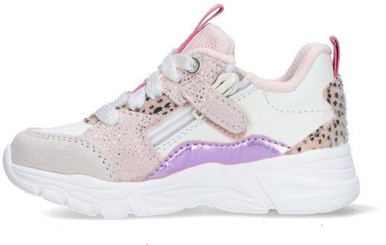 Zijkant van roze lage BunniesJR sneaker met panterprint, glitter, paarse metallic accenten en klittenband. Witte zool.