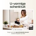 Zwarte VDN koffiezetter met houten handvat schenkt gecontroleerd in glas.