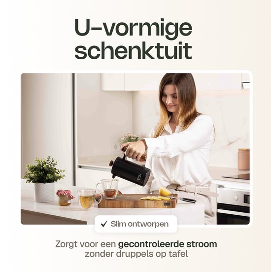 Zwarte VDN koffiezetter met houten handvat schenkt gecontroleerd in glas.