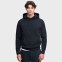 Man met donkerblauwe hoodie met capuchon en een kangoeroezak. Klein Superdry logo op de borst.