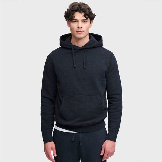 Man met donkerblauwe hoodie met capuchon en een kangoeroezak. Klein Superdry logo op de borst.