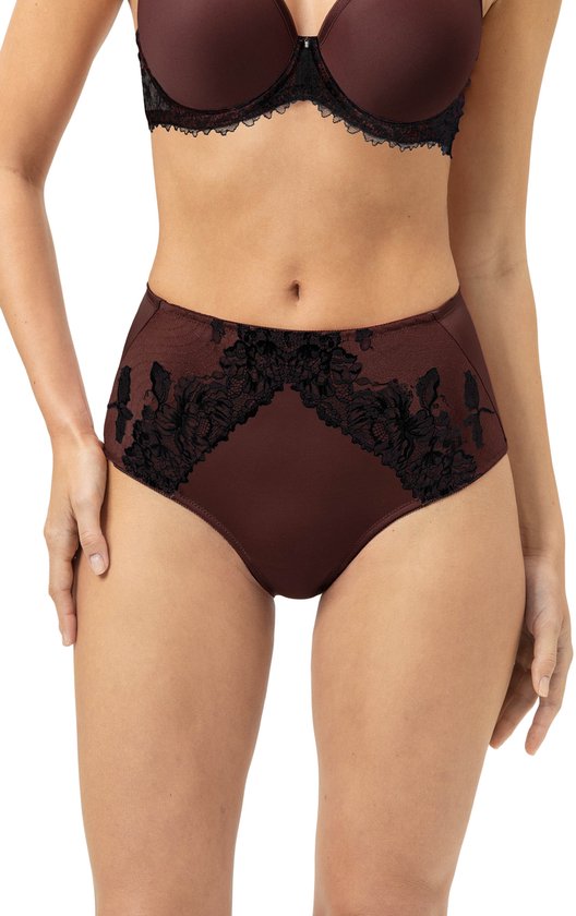 Vooraanzicht van een donkerbruine tailleslip met elegant zwart kant, gedragen door een model.