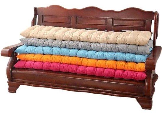 Stapel van vijf rechthoekige, gewatteerde zitkussens in beige, grijs, blauw, oranje en roze op een houten bank.