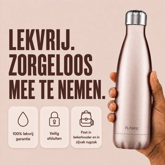 Een hand houdt een lichtroze FLASKE fles vast. Lekvrij, veilig afsluitbaar en past in bekerhouder en zijvak.