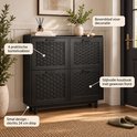 Zwarte schoenenkast met rotan-look deuren, met tekst over vakken en design.