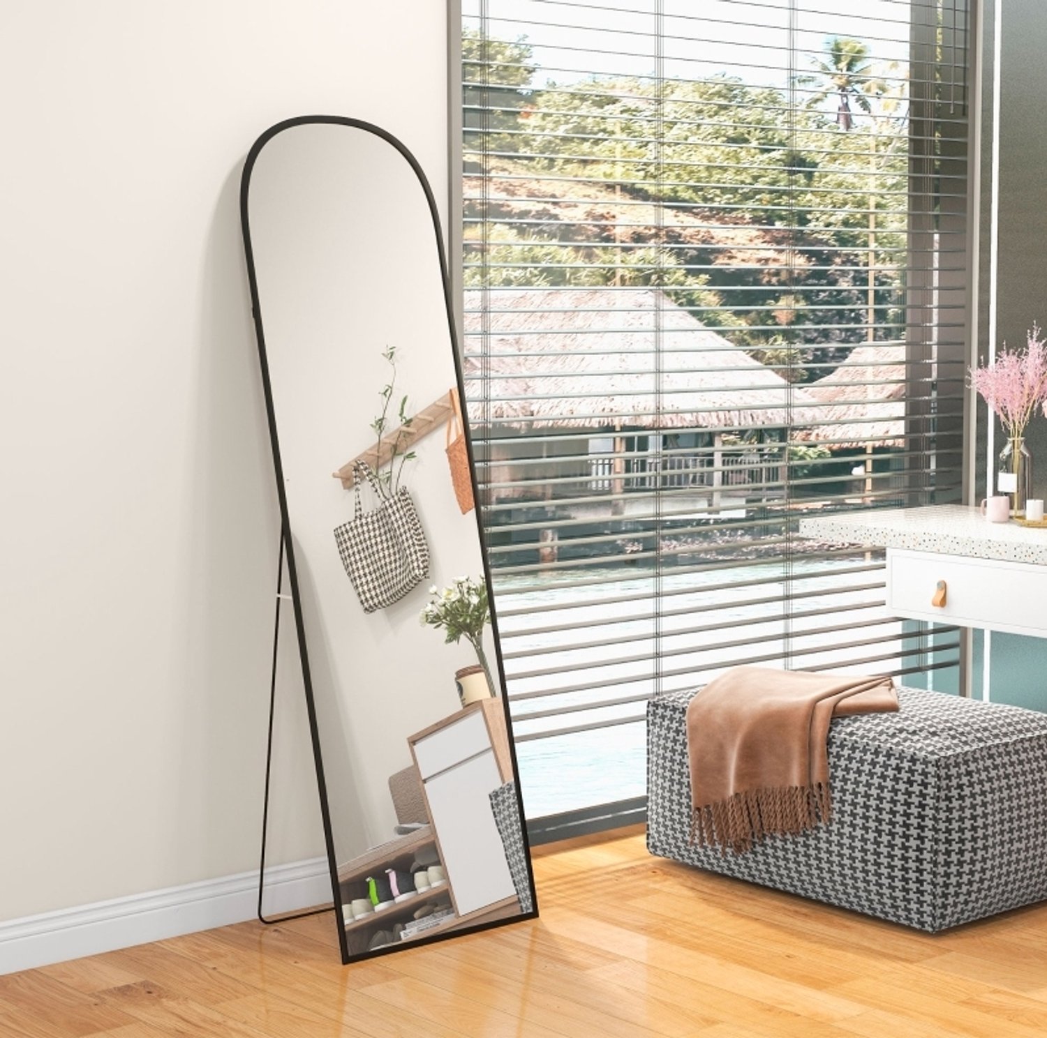 HAUSS SPOLE Passpiegel Gebogen – 50 x 170 cm – Aluminium en Breukbestendig Glas – Zwart – Vrijstaand of aan de Wand – Met Uitklapbare Standaard