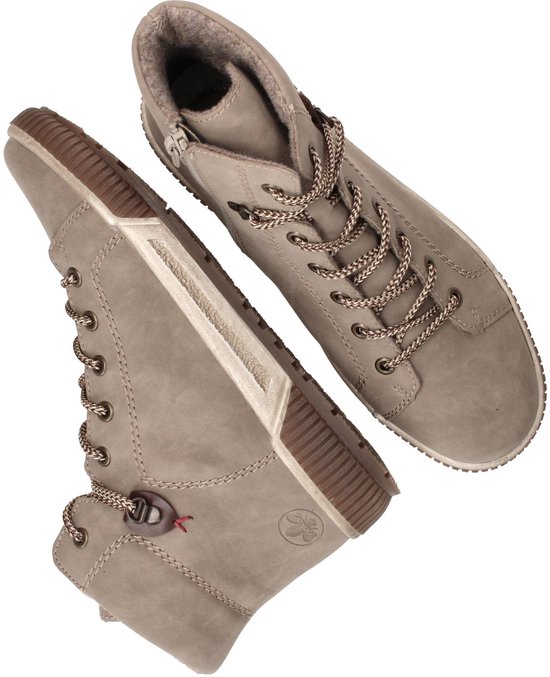 Bovenaanzicht van beige Rieker veterboots met bruine veters en zachte voering.