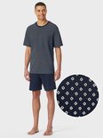 Model draagt een marineblauwe pyjama met fijn ruitpatroon, inclusief een close-up van de textuur.