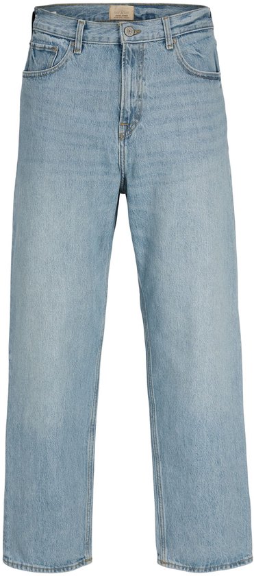 Lichtblauwe baggy jeans met vijf zakken en een knoopsluiting, geïsoleerd op een witte achtergrond.