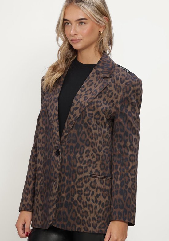 Model draagt bruine blazer met luipaardprint, krijtstreep en het label 'ALIX THE LABEL' op de schouder.