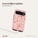 Roze hoesje met rode hartlolly's en strikjes, aangesloten op een oplaadkabel. Tekst: Gewoon blijven opladen.