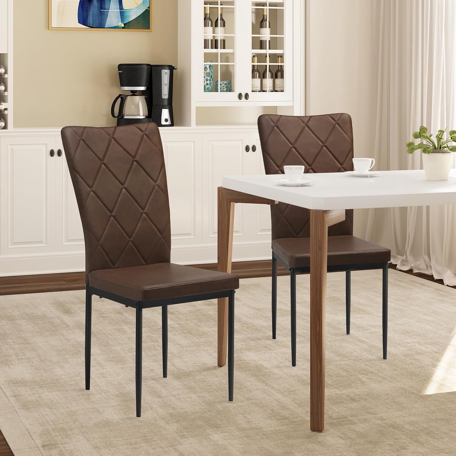 Luxe Vintage Eetkamerstoelen Set van 4 – Donkerbruine Kunstleren Keukenstoelen met Gestoffeerde Zitting, Hoge Ergonomische Rugleuning, Stevige Metalen Poten en Vloerbeschermers – 150 kg Draagvermogen – 42 x 59 x 94,5 cm