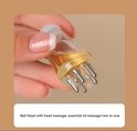 Een hand houdt een applicator vast met een balrolkop voor massage en het aanbrengen van etherische olie.