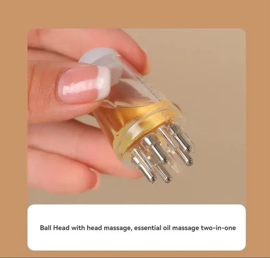 Een hand houdt een applicator vast met een balrolkop voor massage en het aanbrengen van etherische olie.