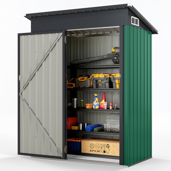 Groene metalen tuinschuur met open deuren, gevuld met gereedschap, flessen en een grasmaaier.