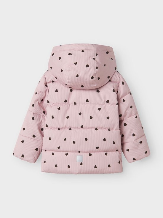Achterkant van een roze, gewatteerde jas met hartjesprint en corduroy textuur, met een label op de achterkant.