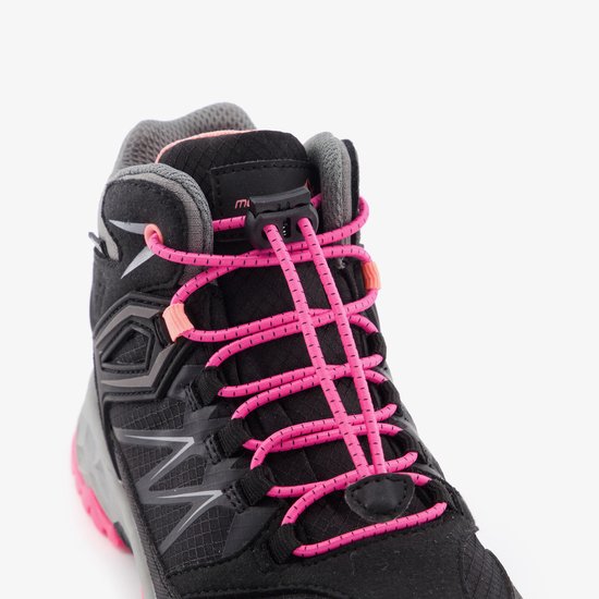 Close-up van het vetersysteem met roze veters en zwarte stopper op een wandelschoen.
