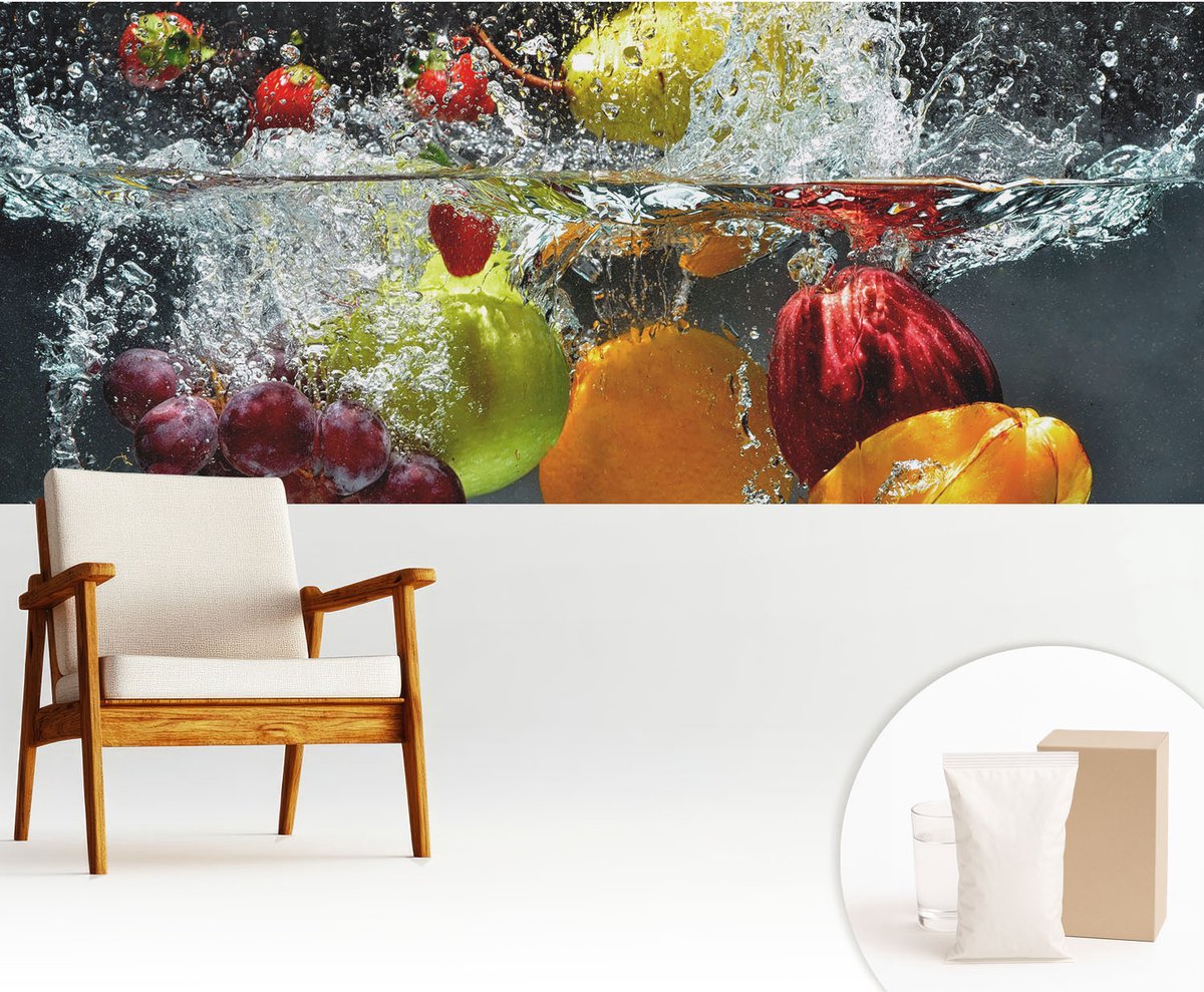 Wallfluent Fotobehang - Grijs Vliesbehang - 250x104 cm - Fruit In Water Muurschildering - Slaapkamer behang Voedsel - Fotobehang Vlies - Gang behang