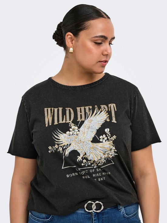 Close-up van een donkergrijs t-shirt met opdruk 'WILD HEART', een gouden adelaar, bloemen en tekst. Goudkleurige oorbel.