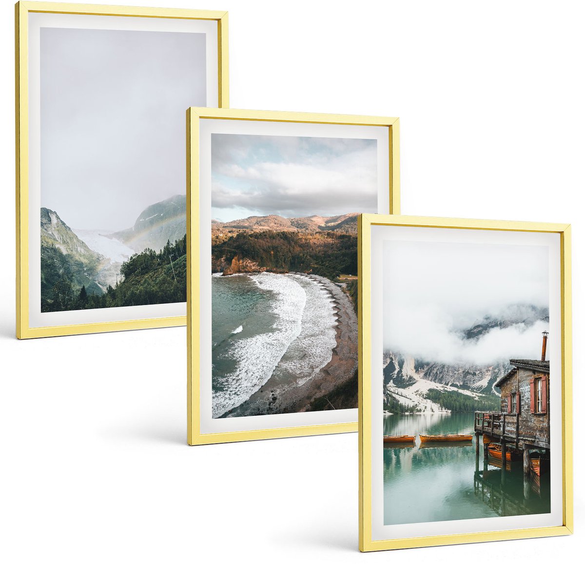 Coloray 3-Delige Schilderij Set - Uitzicht Op Het Strand In De Bergen Met Wolken En Water. - 40 x 40 cm En 40 x 60 cm - Wanddecoratie - Muurdecoratie - Moderne Interieurdecoratie - Moderne Wanddecoratie