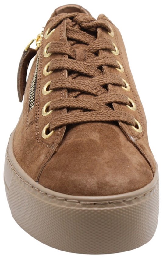 Vooraanzicht van een bruine suède Paul Green sneaker met veters en taupe plateauzool.