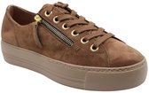 Bruine suède Paul Green sneaker met rits, veters en taupekleurige plateauzool.