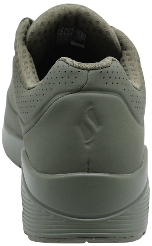 Arrière d'un sneaker Skechers vert à lacets avec un logo sur le talon.