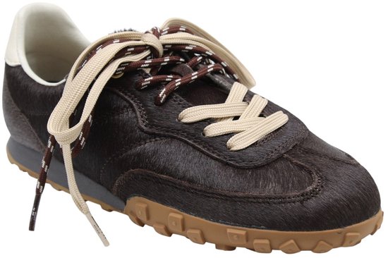 Sneaker marron avec lacets, lacets crème et marron tressés.