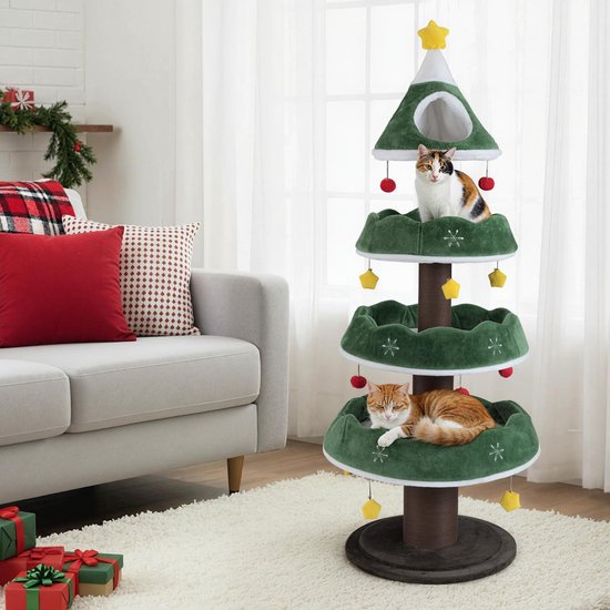 Kerstboom-krabpaal in woonkamer met twee rustende katten.