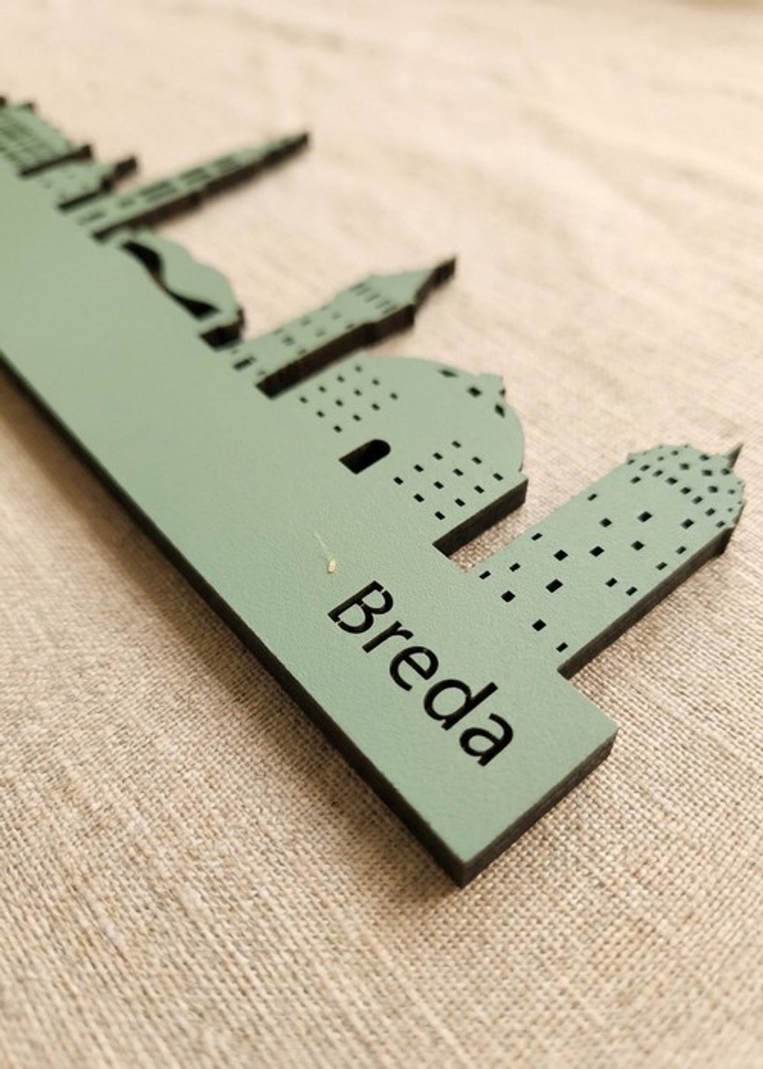 Houten Skyline Breda | Wanddecoratie voor aan de muur | Groen MDF | 70 x 14 cm