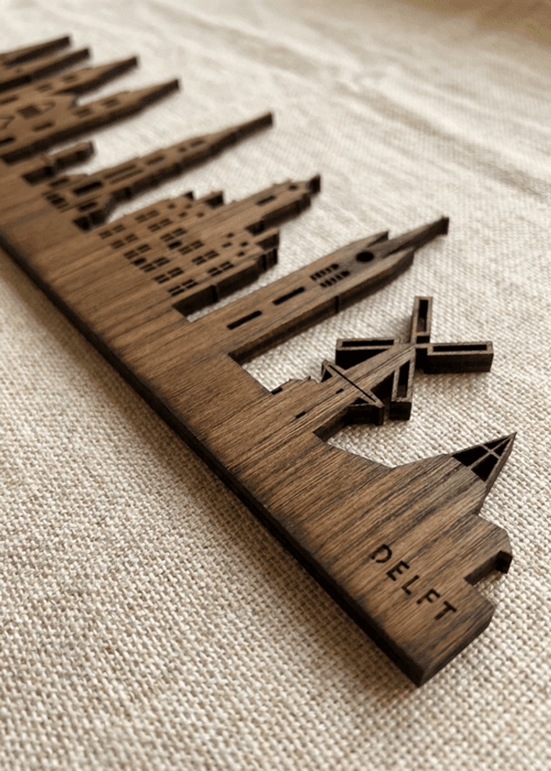 Houten Skyline Delft | Wanddecoratie voor aan de muur | Noten | 100 x 23 cm