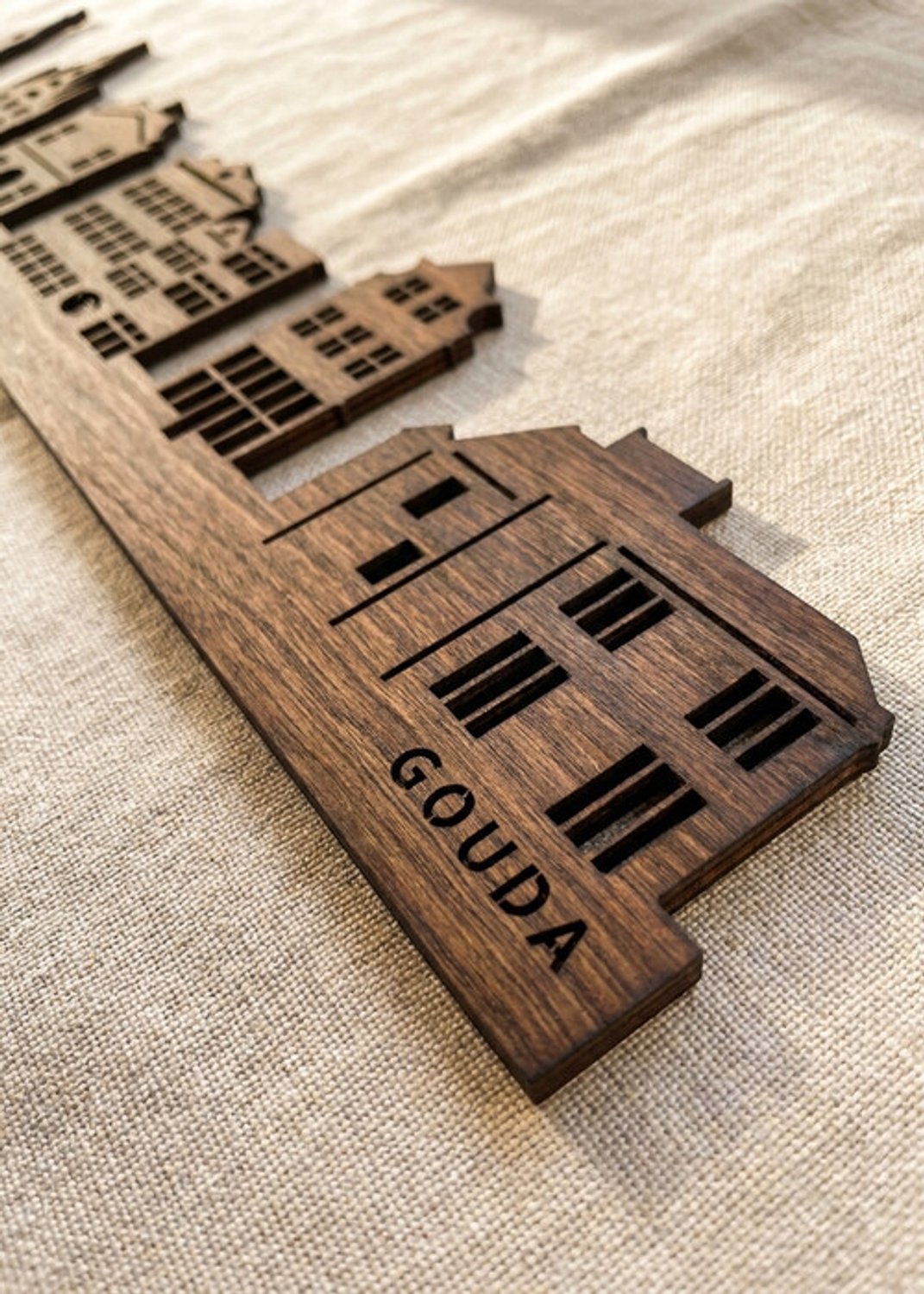 Houten Skyline Gouda | Wanddecoratie voor aan de muur | Noten | 70 x 13 cm