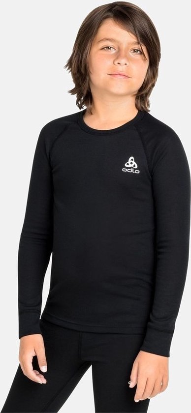 Kind draagt een zwart Odlo thermoshirt met lange mouwen en wit merklogo op de borst.