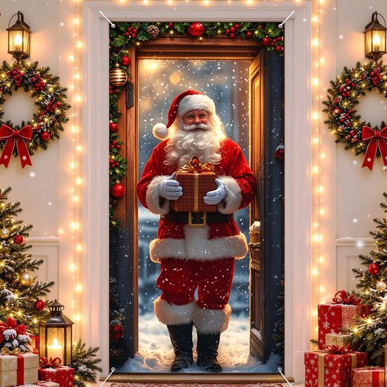 Kerstdeurgordijn met de Kerstman die een cadeau vasthoudt in een besneeuwde deuropening met kerstverlichting.