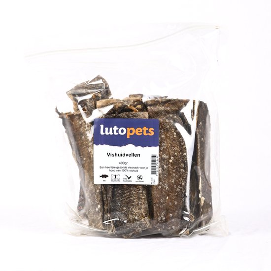 Transparante zak met 400g Lutopets gedroogde vishuidvellen voor honden.