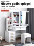 Complete witte kaptafel met slimme LED-spiegel en bijpassende kruk in een slaapkamer.