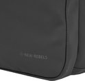 Detail van zwarte tas met mat oppervlak en het New Rebels logo in reliëf.