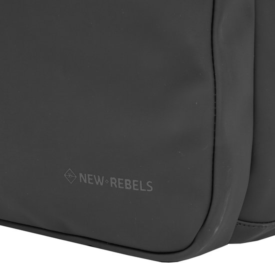 Detail van zwarte tas met mat oppervlak en het New Rebels logo in reliëf.